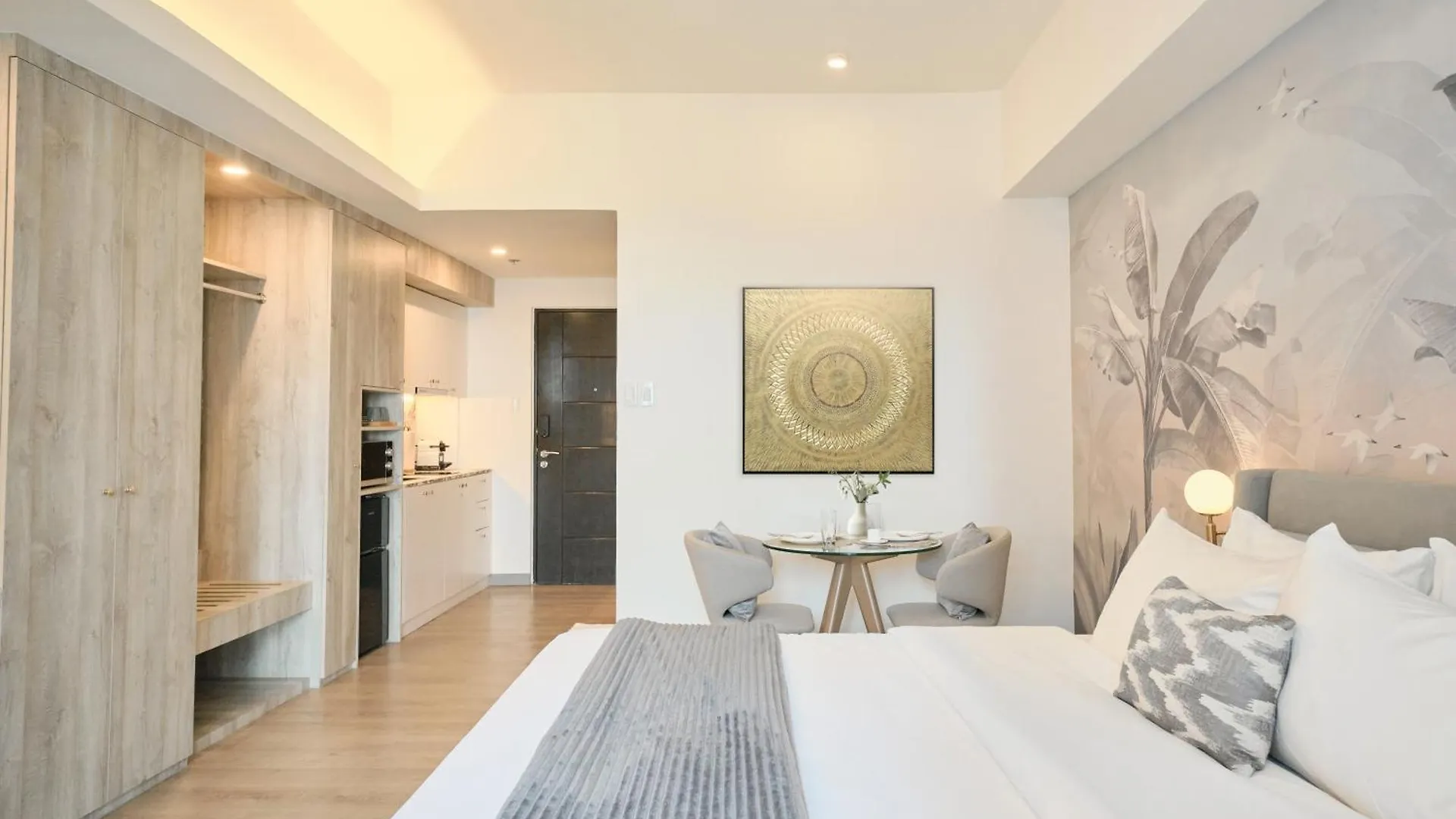Bgc Suite With Golf Course View Manila Philippines